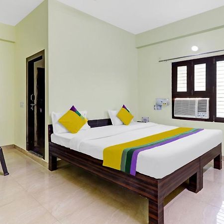 Hotel Pragati Palace Матхура Экстерьер фото