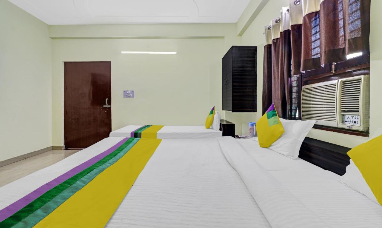 Hotel Pragati Palace Матхура Экстерьер фото