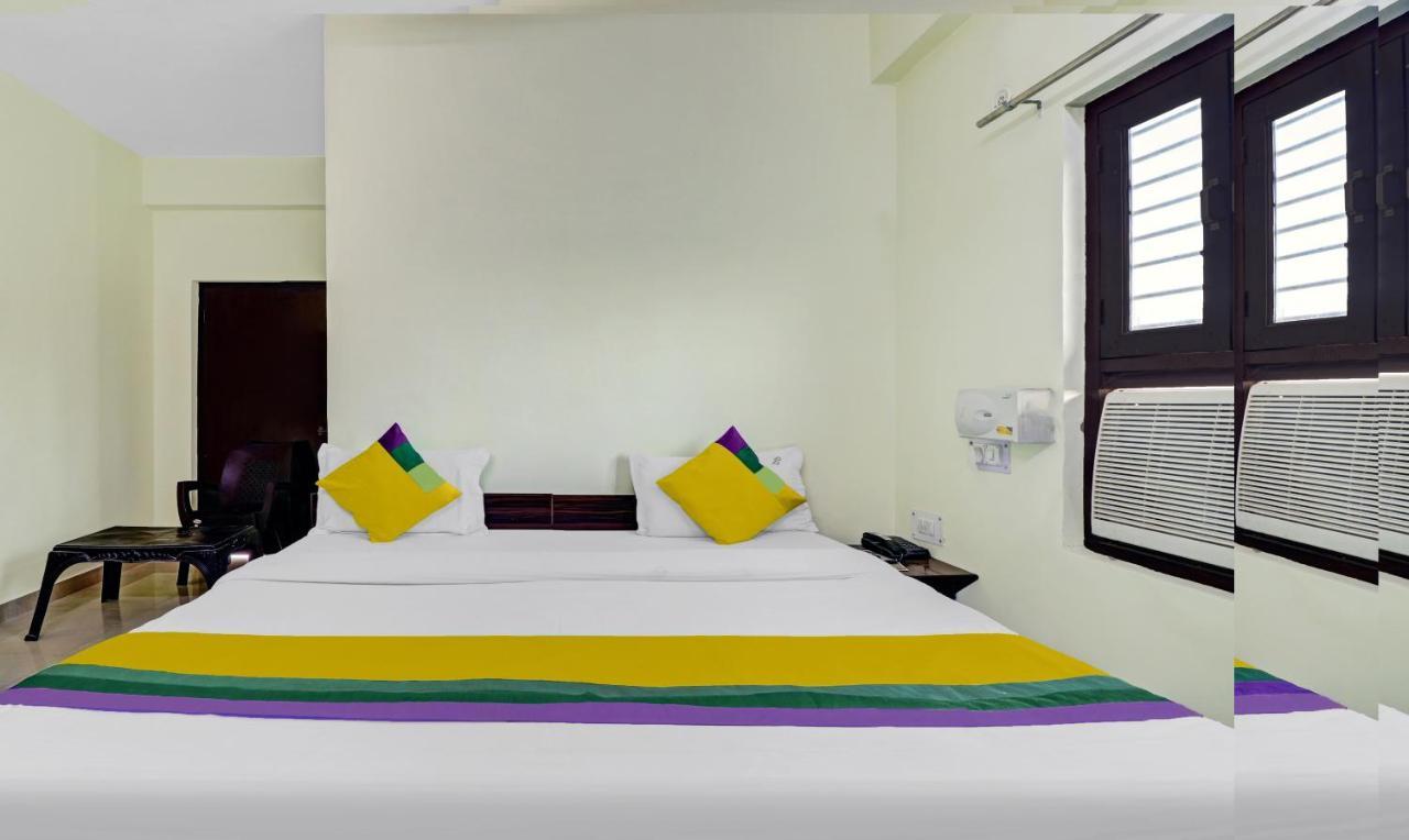 Hotel Pragati Palace Матхура Экстерьер фото