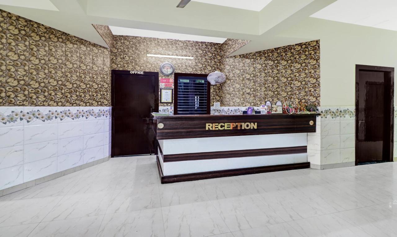Hotel Pragati Palace Матхура Экстерьер фото