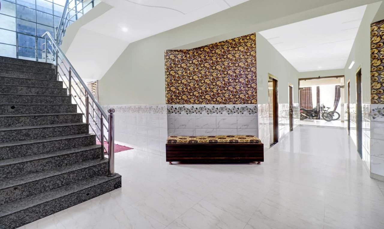 Hotel Pragati Palace Матхура Экстерьер фото