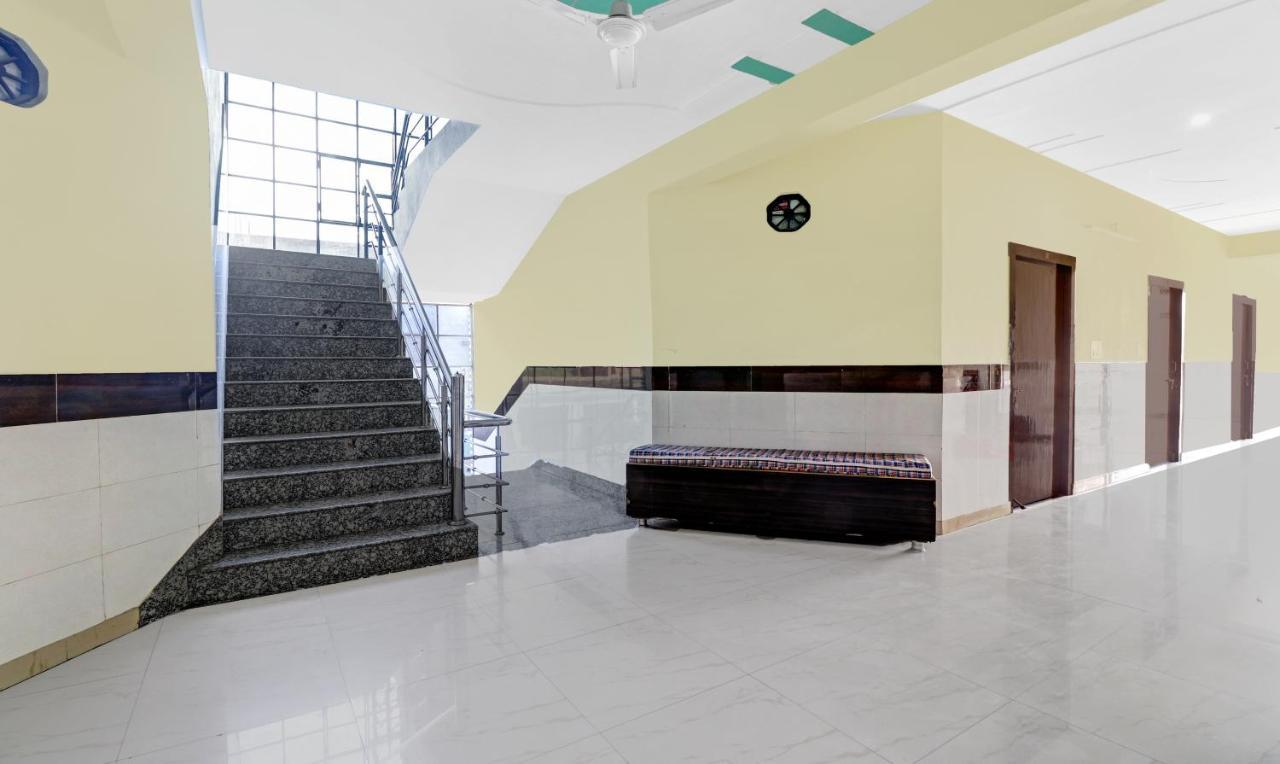 Hotel Pragati Palace Матхура Экстерьер фото