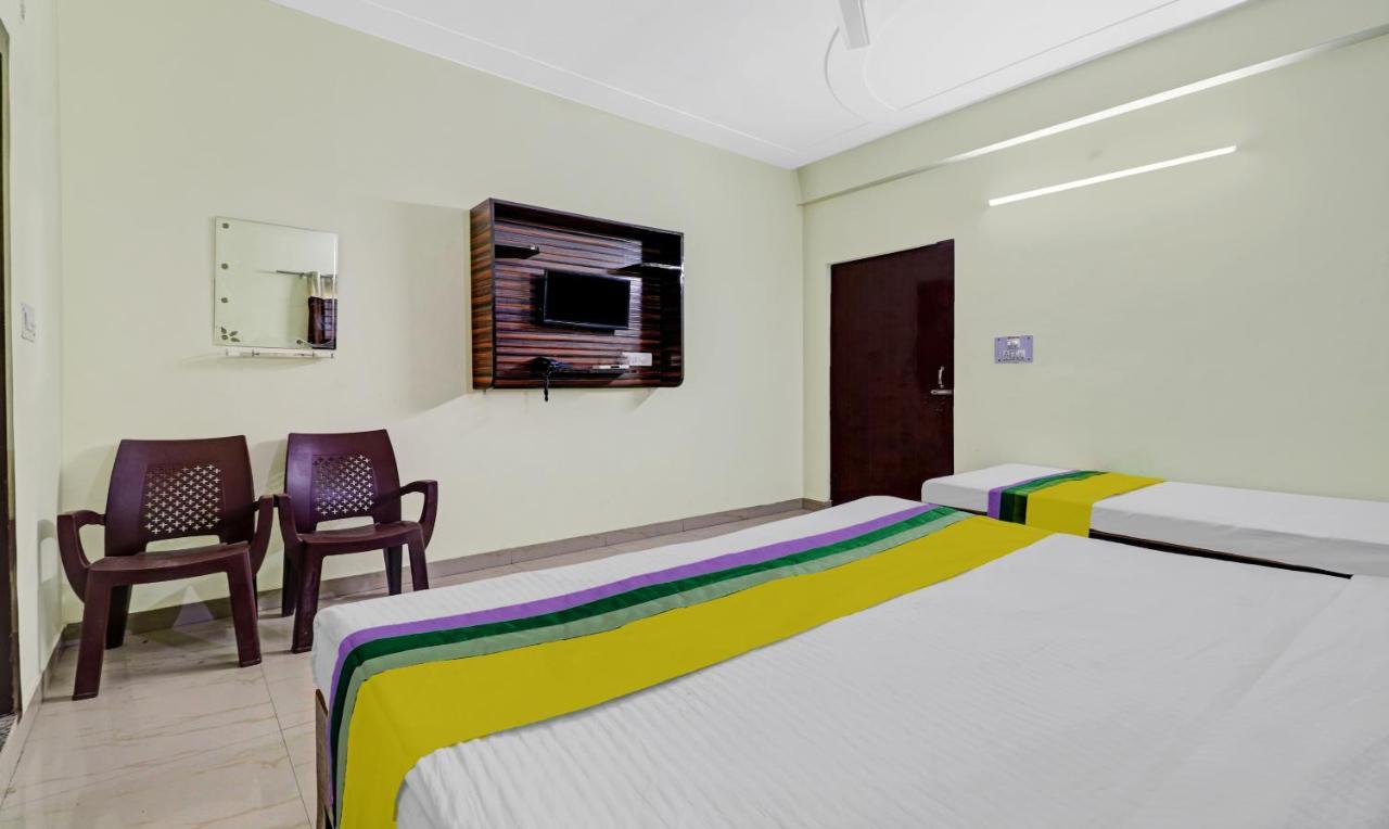 Hotel Pragati Palace Матхура Экстерьер фото