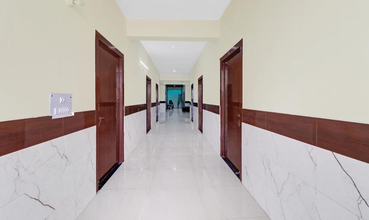 Hotel Pragati Palace Матхура Экстерьер фото