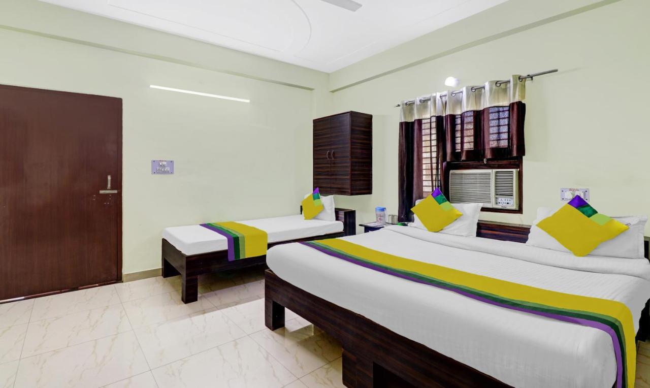 Hotel Pragati Palace Матхура Экстерьер фото